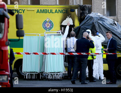 La scène à l'Hôpital général de Naas dans Co KIldare après qu'un patient est mort et un infirmier a été blessé après une ambulance a pris en feu. Banque D'Images