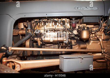 Massey Ferguson 35 Vintage (MF35) or tracteur moteur peint et sec, stockés dans un bâtiment agricole Banque D'Images