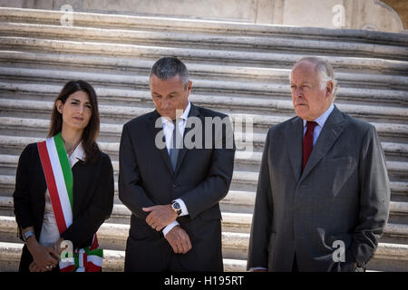 Rome, Italie. 22 Sep, 2016. (L-R) Le maire, chef de la Virginia Raggi Jean-Christophe Babin et Nicola Bulgari Bulgari au cours de la conférence de presse pour la présentation de l'Espagne après restauration. Credit : Andrea Ronchini/Pacific Press/Alamy Live News Banque D'Images