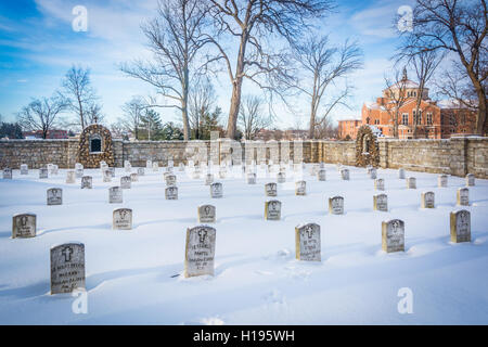 Cimetière couvert de neige au Sanctuaire National de Saint Elizabeth Ann Seton à Emmitsburg, Maryland. Banque D'Images