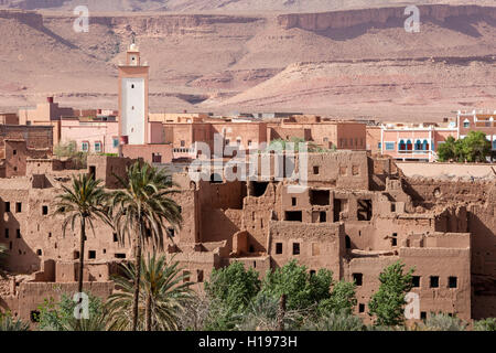 Tineghir, Maroc. Scène Oasis Palmeraie. Maisons traditionnelles abandonnées en premier plan, maisons modernes en arrière-plan. Banque D'Images