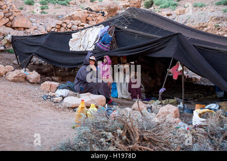 Gorges de Todra, le Maroc. Une famille berbère Amazigh à l'intérieur de leur tente de saison. Banque D'Images