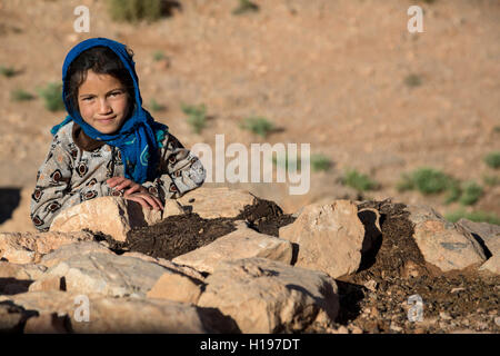 Gorges de Todra, le Maroc. Fille berbère Amazigh, âgé de neuf ans. Banque D'Images