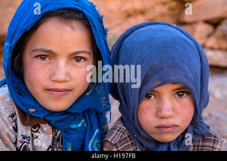 Gorges de Todra, le Maroc. Berbère Amazigh Sœurs, âgés de 6 et 9. Banque D'Images