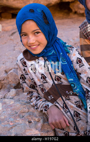 Gorges de Todra, le Maroc. Fille berbère Amazigh, âgé de neuf ans. Banque D'Images