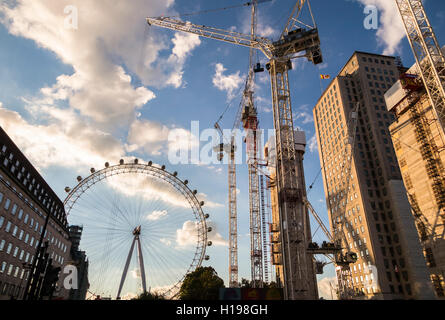 Grues à tour à la place de Southbank, Londres SE1, par beau temps avec ciel bleu, le London Eye et le County Hall Banque D'Images