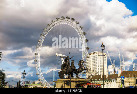 Statue de Bouddica et ses filles sur le remblai à Westminster, London, UK avec le London Eye sur une journée ensoleillée Banque D'Images