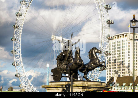 Statue de Bouddica et ses filles sur le remblai à Westminster, London, UK avec le London Eye sur une journée ensoleillée Banque D'Images