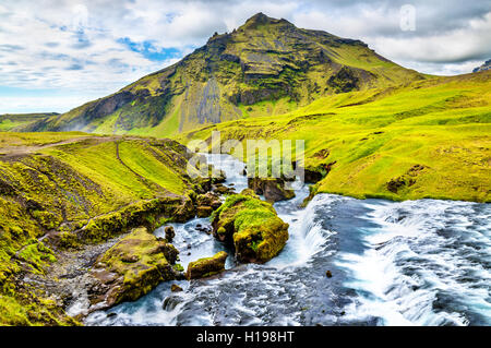 Une des nombreuses cascades de la rivière Skoga - Islande Banque D'Images