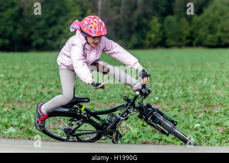 Enfant chute vélo accident, casque, chute de vélo Banque D'Images