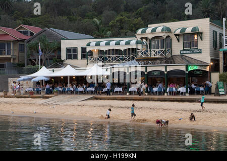 Le célèbre restaurant de fruits de mer Doyles bat son plein à Watsons Bay Sunset Sydney NSW Australie Banque D'Images