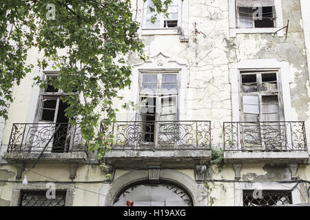 Vieux bâtiment fissuré dans les rues de Lisbonne Banque D'Images