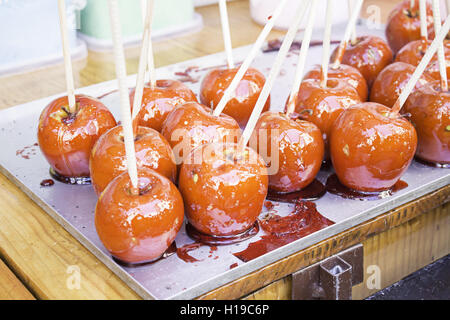 Pommes rouges caramélisées sur l'alimentation du marché Banque D'Images