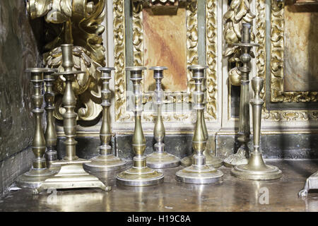 Des chandeliers en cuivre dans la vieille église, la religion Banque D'Images