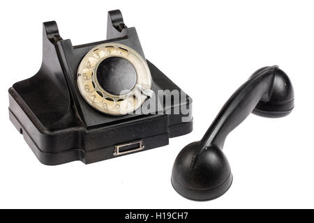 Ancien téléphone sur un studio isolé sur fond blanc Banque D'Images