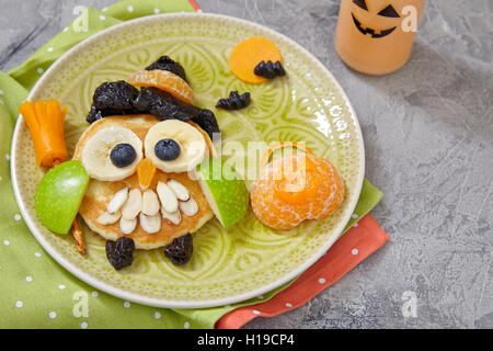 Owl pancake pour les enfants petit déjeuner sur l'Halloween Banque D'Images