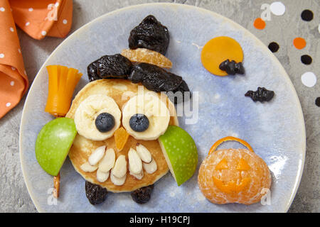 Owl pancake pour les enfants petit déjeuner sur l'Halloween Banque D'Images