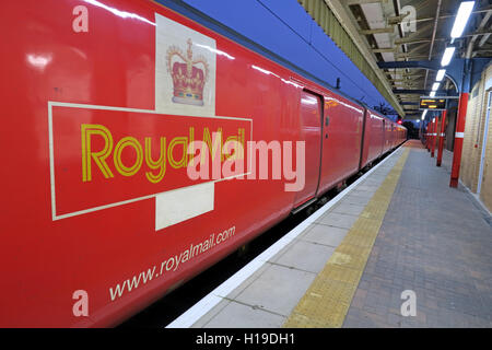 Royal Mail ( RoyalMail.com) train TPO, bureau de poste voyageant vers le nord de Warrington Bank Quay Station, Angleterre, Royaume-Uni, WA1 1UP Banque D'Images