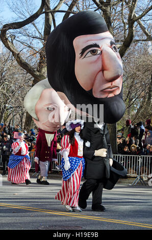 Tête de ballon de costumes Abraham Lincoln et George Washington dans le Macy's Thanksgiving Parade. Banque D'Images