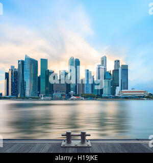 Panorama du quai central de Singapour avec de l'eau sur le premier plan. L'architecture de la ville moderne au coucher du soleil Banque D'Images