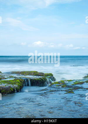 Un paysage extraordinaire au temple de Tanah Lot, le plus important temple indu de Bali, Indonésie. Banque D'Images