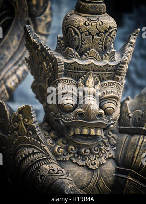 Gardian statue à l'entrée du temple de Bali Indonésie Banque D'Images