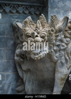 Gardian statue à l'entrée du temple de Bali Indonésie Banque D'Images