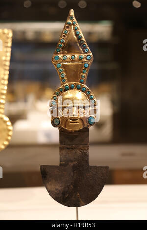 Couteau de cérémonie. Le Pérou. La culture Sican (Lambayeque). 9ème-11ème siècle. L'or et l'argent martelé incrustation turquoise. Banque D'Images