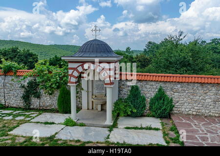 Vue sur la partie cour avec fontaine d'eau de source en Giginski ou monténégrine restauré Saint Monastère Saint-Côme et Damien Banque D'Images