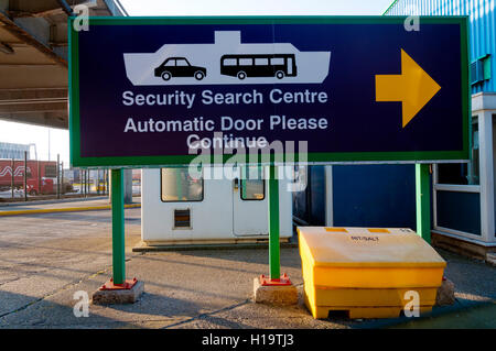 Port de Douvres, en Angleterre, UK. Sécurité Signalisation zone Recherche à la gare maritime de passagers Banque D'Images