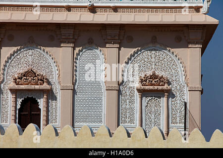 Fenêtres sculptées, Abu tarab dargah, lakhpat fort, Gujarat, Inde. lakhpat était connu comme basta bagueur. Banque D'Images