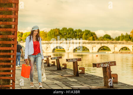 Rimini, Italie, femme marche sur le quai du canal de port près de l'ancien pont romain Banque D'Images