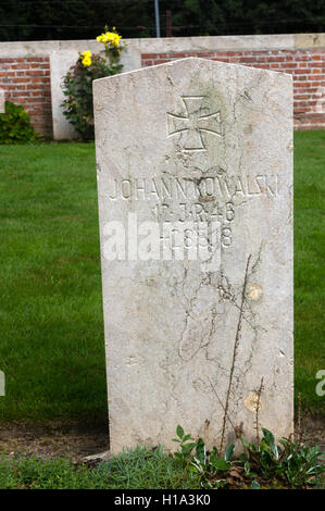 Tombe d'un soldat allemand de la première guerre mondiale dans le cimetière de guerre britannique Hebuterne. Banque D'Images