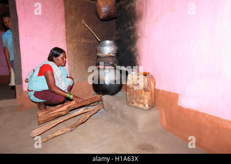 Femme faisant tribal (alcool), mahua tribu dhurwa, gonchapar chattisgarh, village Banque D'Images