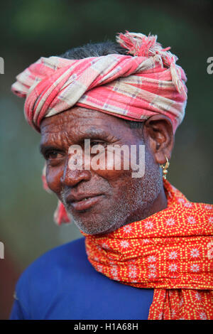 Old Man, tribu Dhurwa, village de Gonchabar, Chattisgarh, Inde. Visages ruraux de l'Inde Banque D'Images