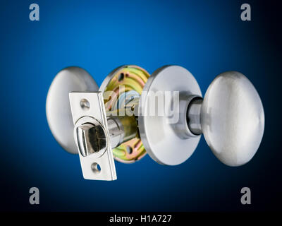 Mécanisme de bouton de porte isolé sur fond noir et bleu Banque D'Images