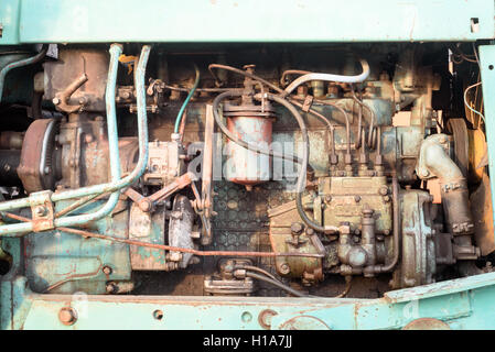 Ancien bloc moteur usé d'une grande machine industrielle en couleur montrant les machines pièces et raccords. Banque D'Images