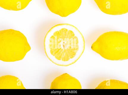 La composition avec 9 Citrons, l'un d'entre eux réduit de moitié, photo télévision jeter Style et Taille carrée Banque D'Images