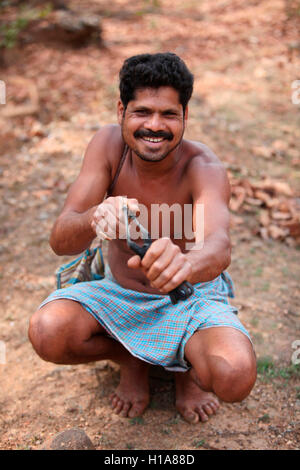 Homme tribal avec catapulte et pierres de boue, Muria Tribe, Benur Village, Chattisgarh, Inde. Visages ruraux de l'Inde Banque D'Images