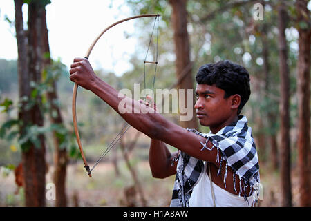 L'homme tribal avec catapulte et pierres, boue, tribu muria benur village, chattisgarh, Inde Banque D'Images