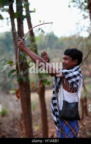 L'homme tribal avec catapulte et pierres, boue, tribu muria benur village, chattisgarh, Inde Banque D'Images