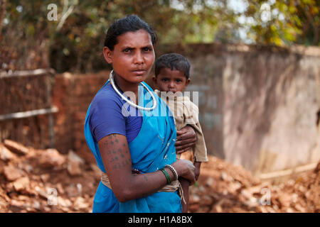 Mère et enfant, Muria Tribe, village de Deogaon, Chattisgarh. Visages ruraux de l'Inde Banque D'Images