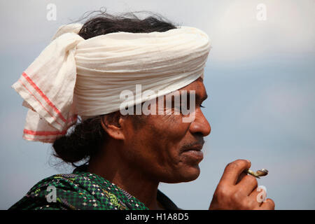 Homme tribal fumant un bidi, Muria Tribe, Benur Village, Chattisgarh, Inde. Visages ruraux de l'Inde Banque D'Images