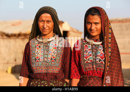 Femmes tribales en robe traditionnelle, FAKIRANI JAT, Medi village, Kutch, Gujarat, Inde. Visages ruraux de l'Inde Banque D'Images