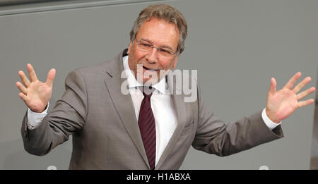 Berlin, Allemagne. 22 Sep, 2016. Klaus Ernst (Parti de Gauche) parle dans le débat sur l'AECG au Bundestag allemand à Berlin, Allemagne, 22 septembre 2016. PHOTO : WOLFGANG KUMM/dpa/Alamy Live News Banque D'Images