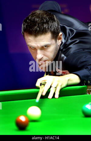 Shanghai, Chine. 22 Sep, 2016. Mark Selby, d'Angleterre, joue un coup au cours d'un match contre son compatriote Stuart Carrington au Masters de Shanghai 2016 World Snooker tournament à Shanghai, Chine, du 22 septembre 2016. Credit : Fan Jun/Xinhua/Alamy Live News Banque D'Images