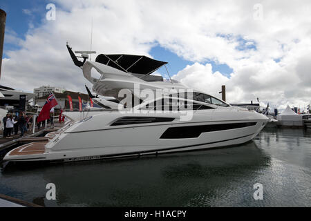 Southampton, UK. 22 Sep, 2016. Sunseeker Yacht amarré au Southampton Boat Show 2016 Credit : Keith Larby/Alamy Live News Banque D'Images