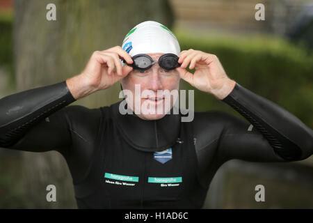 Mainz, Allemagne. 13e Août, 2014. Lunettes sombres protéger les yeux d'Andreas Fath, un nageur de longue distance. (Photo d'archives, 13.08.2014. Photos : 'Fredrik von Erichsen/dpa'.) © dpa/Alamy Live News Banque D'Images