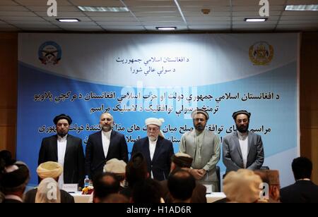 Kaboul, Afghanistan. 22 Sep, 2016. Mohammad Amin Karim (2e R), chef du Hizb-e-Islami, délégation Pir Sayed Ahmad Gilani (C), le chef de la paix soutenues par le gouvernement le corps Haut Conseil pour la paix, et Mohammad Hanif Atmar (2L), conseiller de la présidence afghane de la sécurité nationale, d'assister à la cérémonie de signature d'un accord de paix à Kaboul, capitale de l'Afghanistan, du 22 septembre 2016. La très attendue de l'accord de paix global entre le gouvernement afghan et le parti islamique dirigée par Hekmatyar du Hizb-e-Islami a été encré ici jeudi : Crédit Rahmat Alizadah/Xinhua/Alamy Live News Banque D'Images