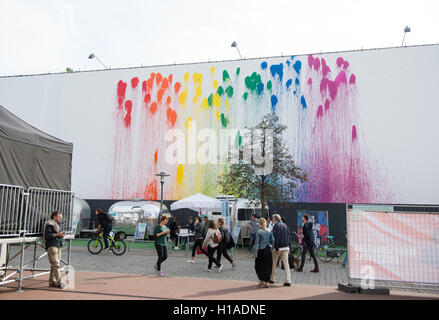 Hambourg, Allemagne. 22 Sep, 2016. L'œuvre, qui a été créé avec un bourdon le jour d'avant, peut être vu sur Spielbudenplatz à Hambourg, Allemagne, 22 septembre 2016. Un petit bourdon ballons gonflés à l'peinture réalisée à les déposer sur la toile géante. L'art action ont pris part dans le champ de la Reeperbahn Festival, au cours de laquelle 460 groupes et artistes de 40 pays sur plus de 70 clubs et bars au cours de la Reeperbahn Festival. Photo : DANIEL REINHARDT/dpa/Alamy Live News Banque D'Images